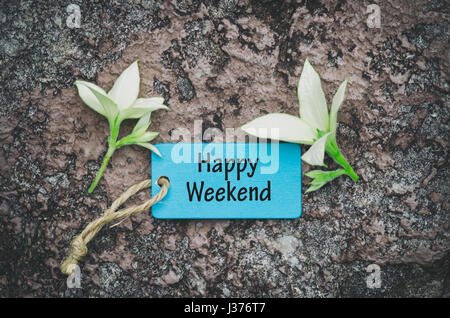 happy Wochenende Wort geschrieben auf hölzerne Schild mit Blume Stockfoto