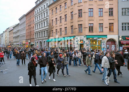 Viele Menschen überfüllten Straße während der Tag der Arbeit / Mai Tag in Berlin, Kreuzberg. 1. Mai in Berlin. Stockfoto