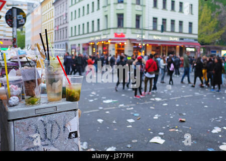 Plastikbecher, Müll und Abfall - Straße während der Parade verschmutzt Stockfoto