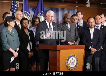 US-Haus Minderheit Peitsche Steny Hoyer von Maryland verbindet Demokraten, über Einwanderer Rechte während einer Pressekonferenz auf dem Capitol Hill 1. Mai 2017 in Washington, DC zu sprechen. Stockfoto