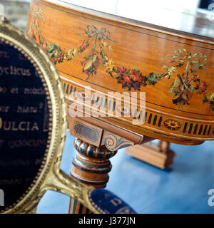 Goldrahmen und floral gemusterten Beistelltisch. Stockfoto