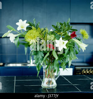 Vase mit Blumen auf Küche Benchtop. Stockfoto