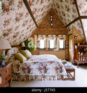 Edwardianischen Stil Schlafzimmer mit floral gemusterte Decke und Bettwäsche. Stockfoto