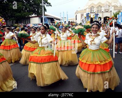 ANTIPOLO CITY, Philippinen - 1. Mai 2017: Parade Teilnehmer in ihren bunten Kostümen während des Sumaka Festivals in Antipolo City. Stockfoto