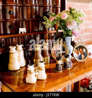 Sammlung von Fernglas im Regal. Stockfoto