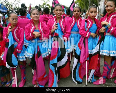 ANTIPOLO CITY, Philippinen - 1. Mai 2017: Parade Teilnehmer in ihren bunten Kostümen während des Sumaka Festivals in Antipolo City. Stockfoto