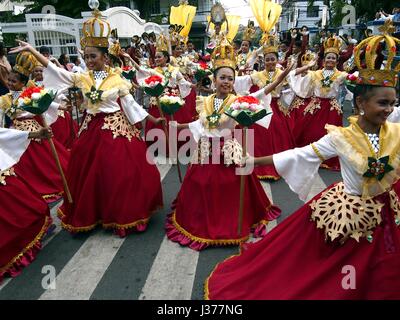 ANTIPOLO CITY, Philippinen - 1. Mai 2017: Parade Teilnehmer in ihren bunten Kostümen während des Sumaka Festivals in Antipolo City. Stockfoto