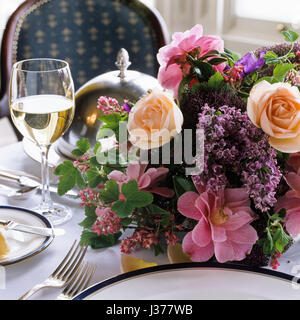 Blumenstrauß am Esstisch. Stockfoto