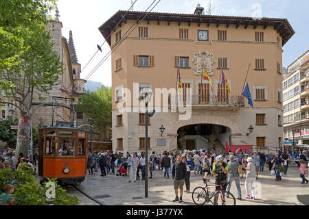 Straßenbahn vor dem Rathaus von Sóller, Mallorca, Spanien Stockfoto