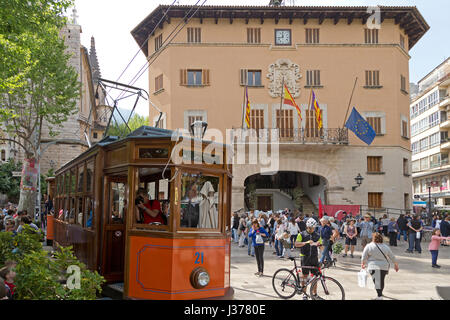 Straßenbahn vor dem Rathaus von Sóller, Mallorca, Spanien Stockfoto