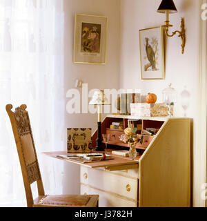 Schreibtisch und Stuhl in der Ecke des Raumes. Stockfoto