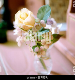 Weisse rose in Glasvase. Stockfoto