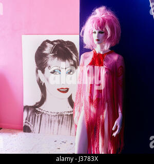 Mannequin vor Malerei. Stockfoto
