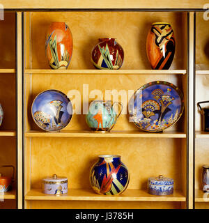 Holzregal mit Auswahl an Antiquitäten. Stockfoto