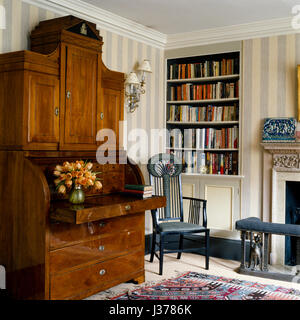 Eingelassene Bücherregal durch einen Schreibtisch. Stockfoto