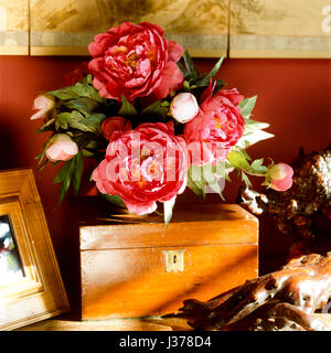 Blumen auf Holzkiste. Stockfoto