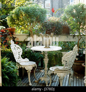 Tisch und Stühle im Garten. Stockfoto