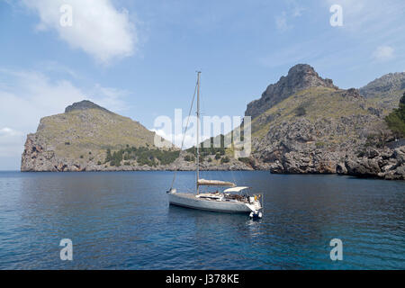 Segelschiff in der Bucht von Sa Calobra, Serra de Tramuntana, Mallorca, Spanien Stockfoto