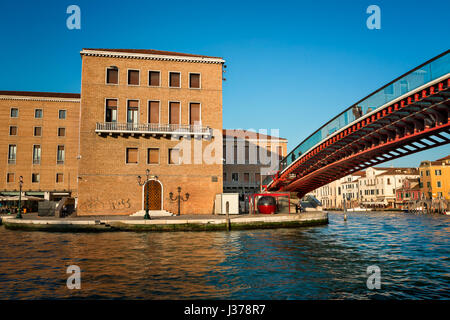 Verfassung-Brücke und Ferrovia Station in Venedig, Italien Stockfoto