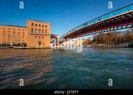 Verfassung-Brücke und Ferrovia Station in Venedig, Italien Stockfoto