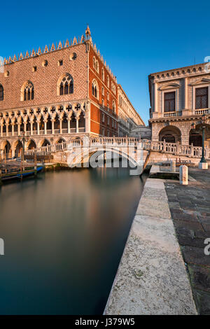 Dogenpalast, beleuchtet von Rising Sun bei Sonnenaufgang, Venedig, Italien Stockfoto
