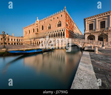 Dogenpalast, beleuchtet von Rising Sun bei Sonnenaufgang, Venedig, Italien Stockfoto