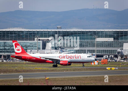 Frankfurt, Deutschland - 30. März 2017: Air Berlin Airbus A320-214 am Flughafen Frankfurt Stockfoto