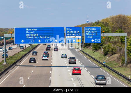Frankfurt, Deutschland - 30. März 2017: Verkehr auf der Autobahn A5 - Autobahn Nummer 5 - in der Nähe der Stadt Frankfurt Main, Deutschland Stockfoto