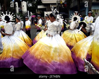 ANTIPOLO CITY, Philippinen - 1. Mai 2017: Parade Teilnehmer in ihren bunten Kostümen während des Sumaka Festivals in Antipolo City. Stockfoto
