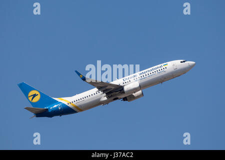 Frankfurt, Deutschland - 30. März 2017: Ukraine International Airlines Boeing 737-800 nach dem Start am Flughafen Frankfurt Stockfoto