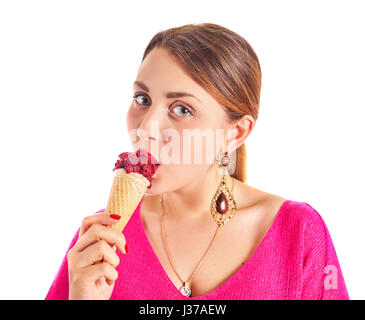 Hübsche Frau in rosa Bluse mit leuchtend roten Maniküre Blick in die Kamera und ein Eis beißen. Isoliert auf weiss. Stockfoto