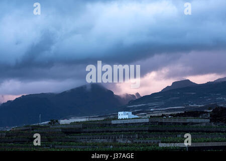 Gewitterwolken über den Klippen von Los Gigantes und die Hänge im Westen von Teneriffa, Kanarische Inseln, Spanien Stockfoto