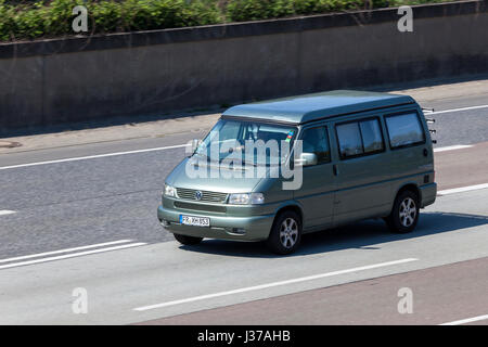 Frankfurt, Deutschland - 30. März 2017: Volkswagen Transporter T4 Westfalia Camper van auf der Autobahn A5 Richtung Süden in Deutschland Stockfoto