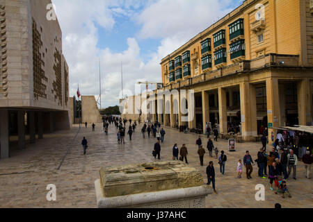 Der Republic Street, die von der City Gate Vergangenheit das Parlament (in Valletta, Malta links). Stockfoto