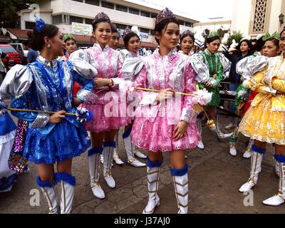ANTIPOLO CITY, Philippinen - 1. Mai 2017: Parade Teilnehmer in ihren bunten Kostümen während des Sumaka Festivals in Antipolo City. Stockfoto