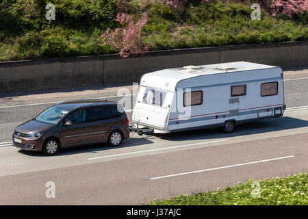 Frankfurt, Deutschland - 30. März 2017: Volkswagen Touran Abschleppen Wohnwagen auf der Autobahn in Deutschland Stockfoto