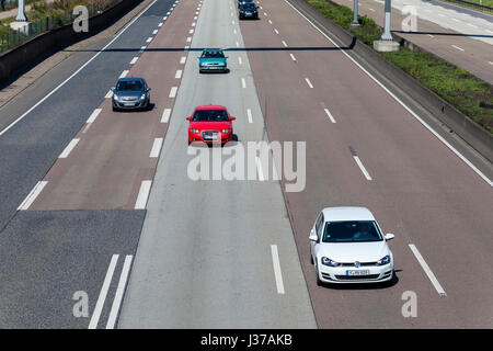 Frankfurt, Deutschland - 30. März 2017: Verkehr auf der Autobahn A5 - Autobahn Nummer 5 - in der Nähe der Stadt Frankfurt Main, Deutschland Stockfoto