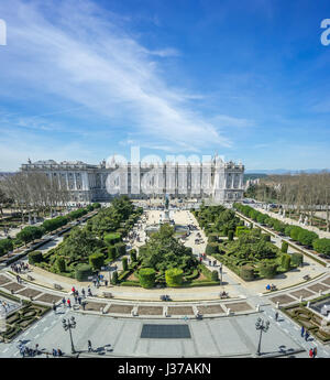 Touristen, die Sammlung rund um den Königspalast (Palacio Real), Plaza de Oriente und Lepanto Gärten (Jardines de Lepanto) in Madrid, Spanien Stockfoto