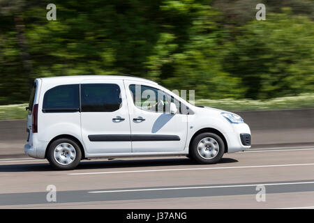 Frankfurt, Deutschland - 30. März 2017: White Citroen Berlingo van fahren auf der Autobahn in Deutschland Stockfoto