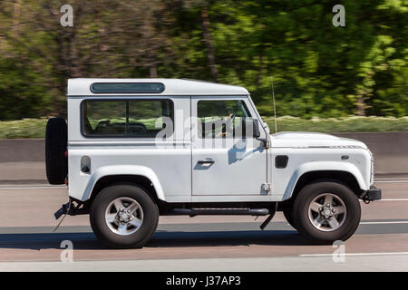 Frankfurt, Deutschland - 30. März 2017: Land Rover Defender 90 fahren auf der Autobahn in Deutschland Stockfoto