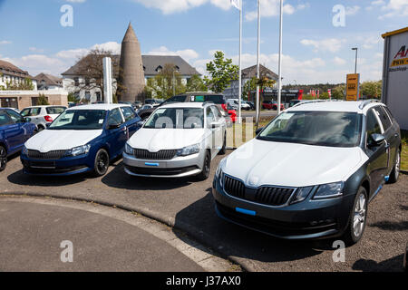 Frankfurt, Deutschland - 30. März 2017: Neue Skoda Fabia und Octavia Auto bei einem Händler in Frankfurt am Main, Deutschland Stockfoto