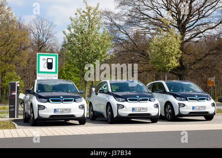 Frankfurt, Deutschland - 30. März 2017: Drei BMW i3 Elektrofahrzeuge an einer Ladestation Stockfoto