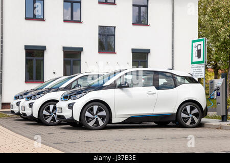 Frankfurt, Deutschland - 30. März 2017: Drei BMW i3 Elektrofahrzeuge an einer Ladestation Stockfoto