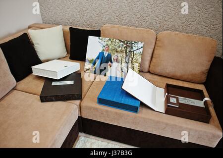 Satz von Hochzeitsalben und Fotobücher auf Sofa. Stockfoto