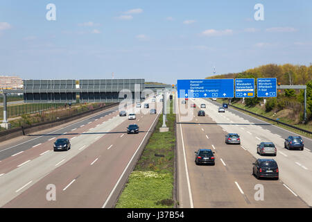 Frankfurt, Deutschland - 30. März 2017: Verkehr auf der Autobahn A5 - Autobahn Nummer 5 - in der Nähe der Stadt Frankfurt Main, Deutschland Stockfoto