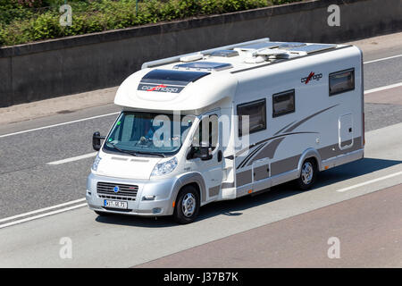 Frankfurt, Deutschland - 30. März 2017: Luxus Carthago Wohnmobil auf der Autobahn A5 Richtung Süden in Deutschland Stockfoto