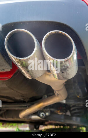 Nahaufnahme von einem Autoauspuff. Doppelrohr aus einem Dieselmotor Stockfoto