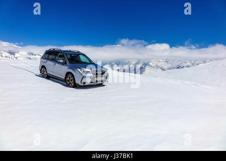 Subaru Forester mit UK-Registrierung auf Schnee in den Pyrenäen, Andorra Stockfoto