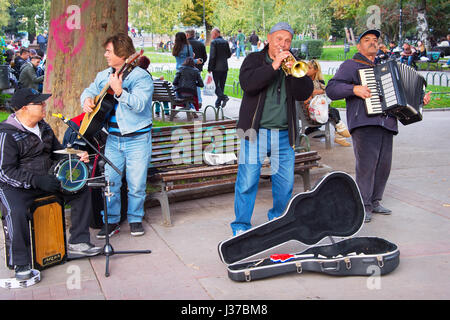 SOFIA, Bulgarien - 16. Oktober 2016: Musikband spielt auf der Straße von Sofia, Bulgarien. Sofia ist die Hauptstadt von Bulgarien. Stockfoto