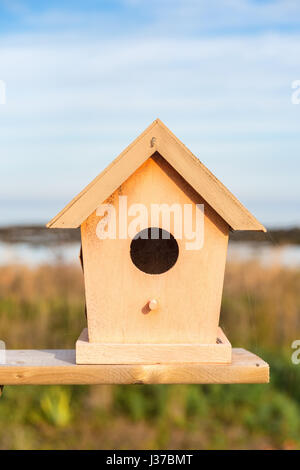 Nahaufnahme des kleinen und bunten Holz-Haus. Illustration für Immobilien oder Bau. Stockfoto